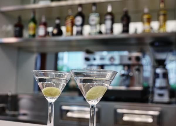 Due bicchieri di cocktail con lime su un bancone di bar moderno.