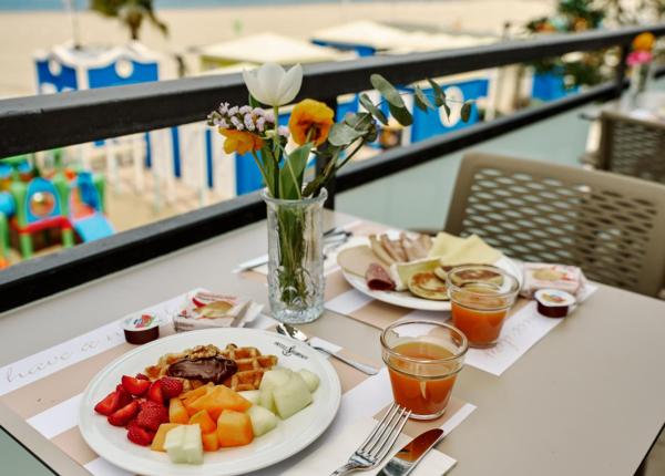 Breakfast on the terrace with sea view and fresh fruit.