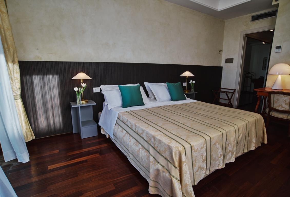 Camera elegante con letto matrimoniale e decorazioni raffinate.