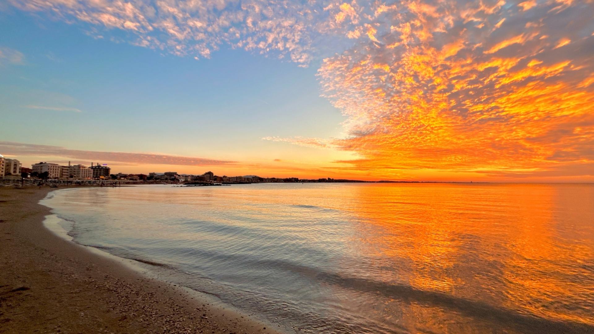 Tramonto spettacolare su una spiaggia tranquilla.