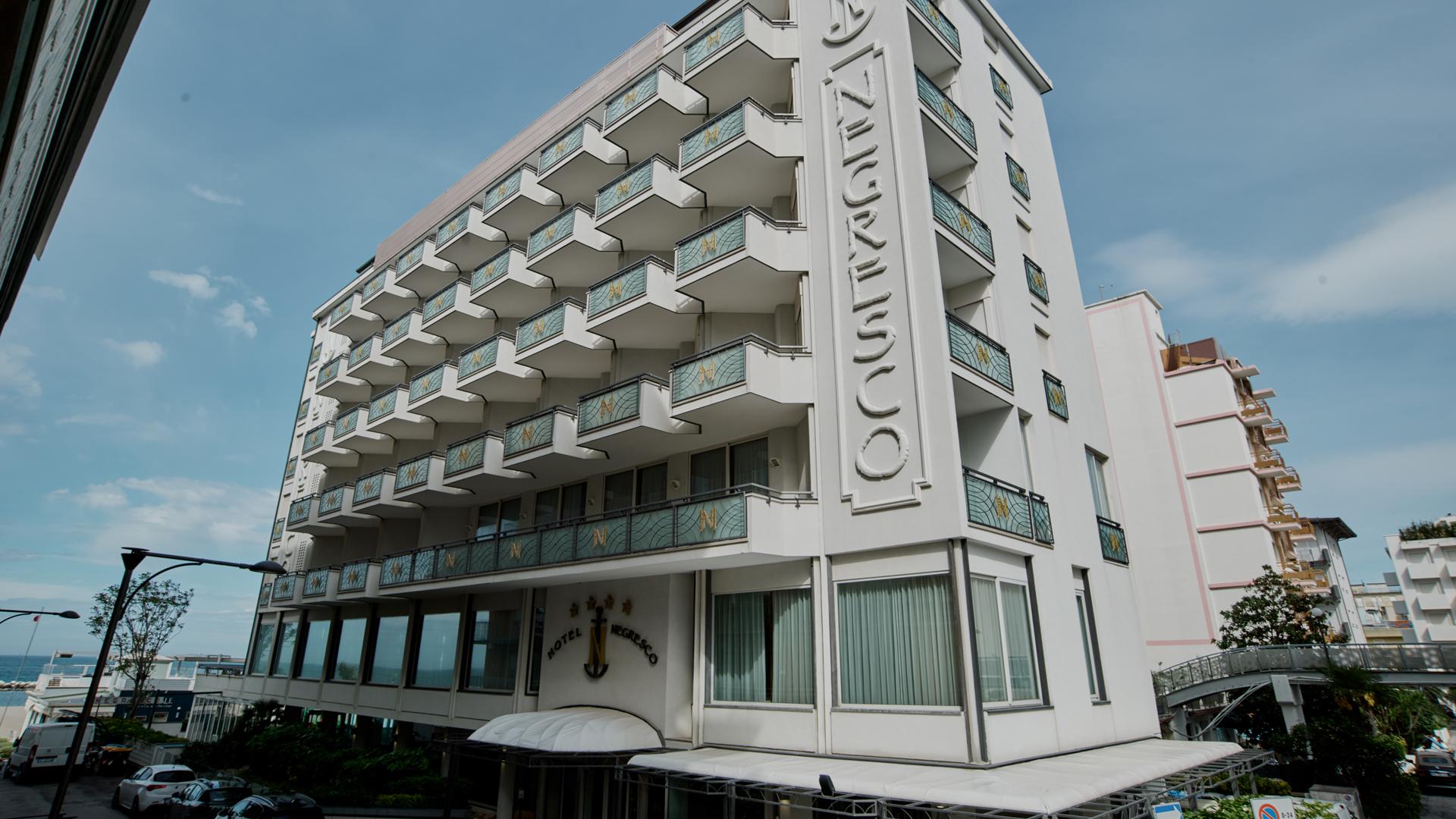 Hotel moderno con balconi, vicino al mare.