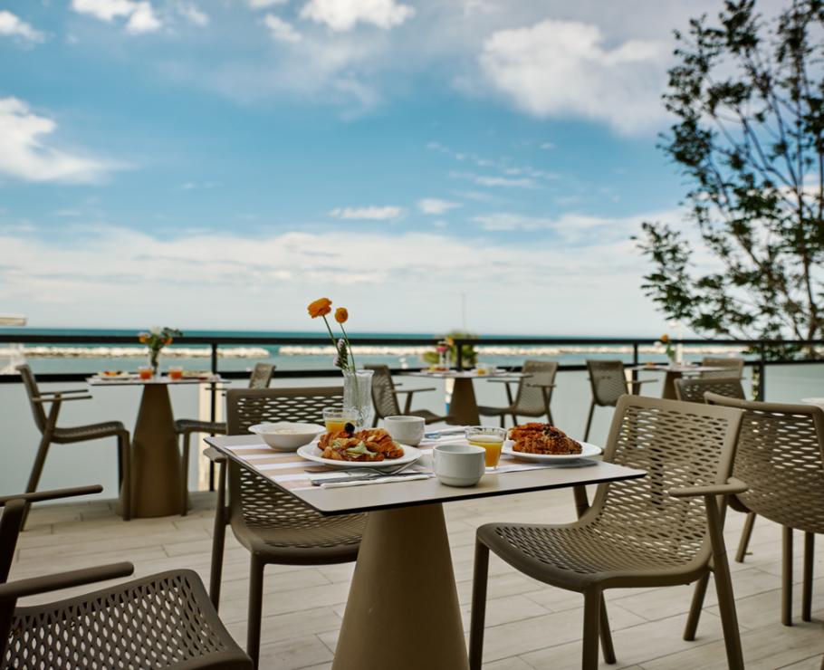 Seaside breakfast with clear skies and outdoor seating.