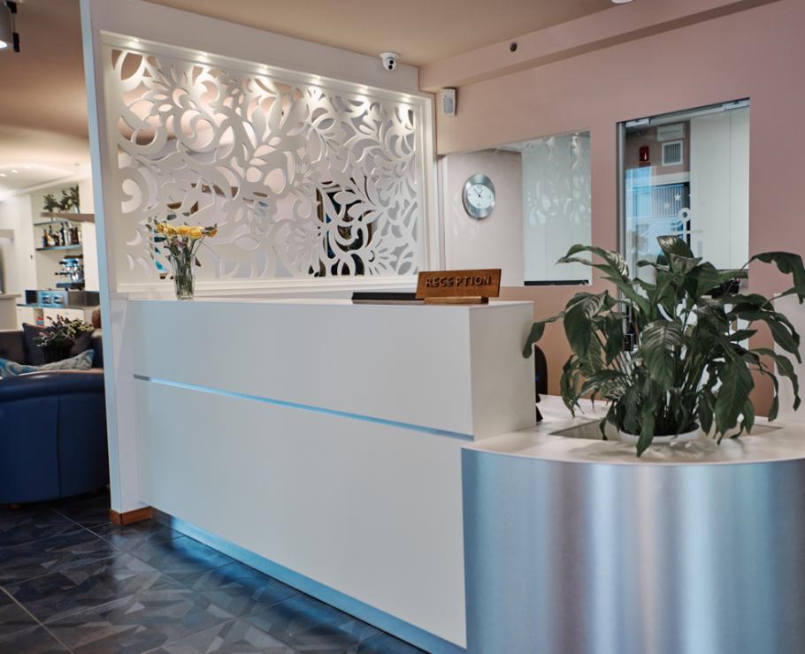 Réception moderne avec décorations florales et plantes.